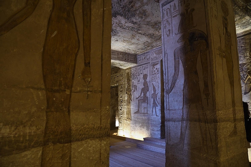 45 MAK_6585.jpg - Ancora divinità con l'Ankh, il simbolo della vita, in mano.